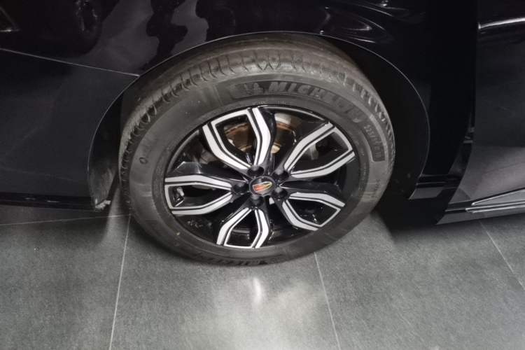 Used Hongqi HQ9 2023 2.0T Smart Connect Flagship Edition Right Rear Wheel Hub