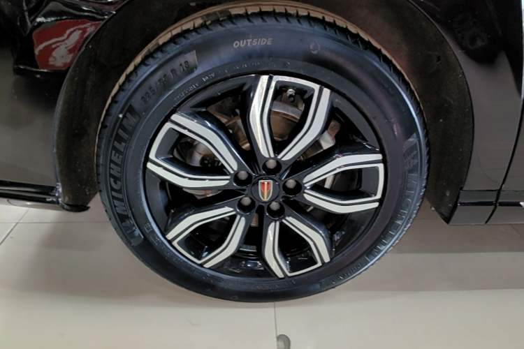 Used Hongqi HQ9 2023 2.0T Smart Connect Flagship Edition Right Rear Wheel Hub
