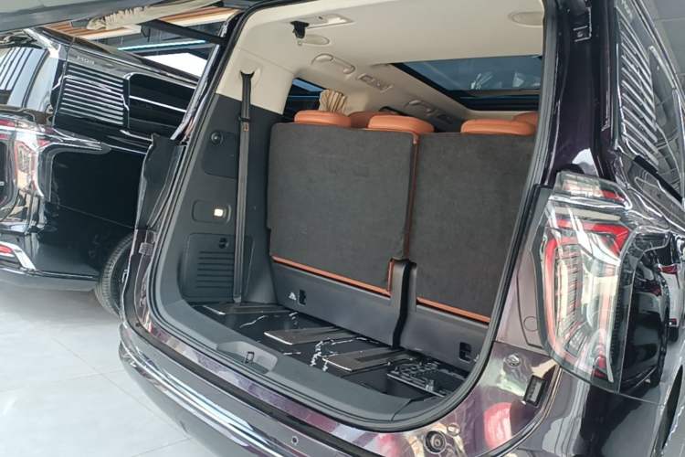 Used Hongqi HQ9 2023 2.0T Smart Connect Flagship Edition Trunk