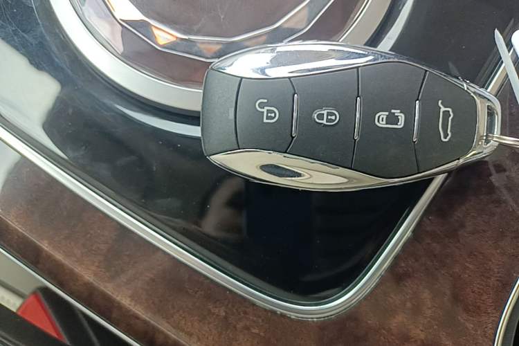 Used Hongqi HQ9 2023 2.0T Smart Connect Flagship Edition Vehicle Key