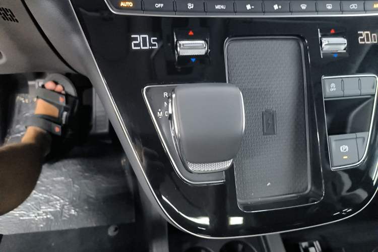 Used Hongqi HQ9 2023 2.0T Smart Connect Flagship Edition Gear Lever