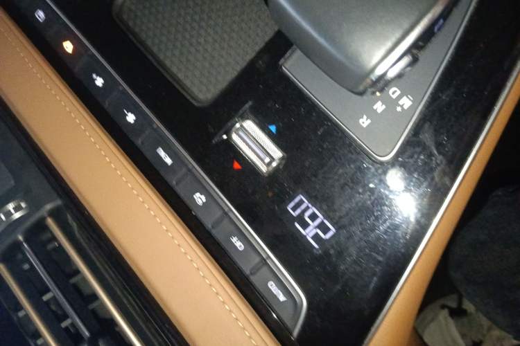 Used Hongqi HQ9 2023 2.0T Smart Connect Flagship Edition Interior 1