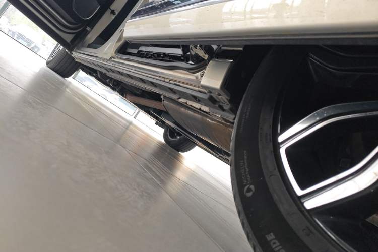 Used Hongqi HQ9 2023 2.0T Smart Connect Flagship Edition Left Side Sill
