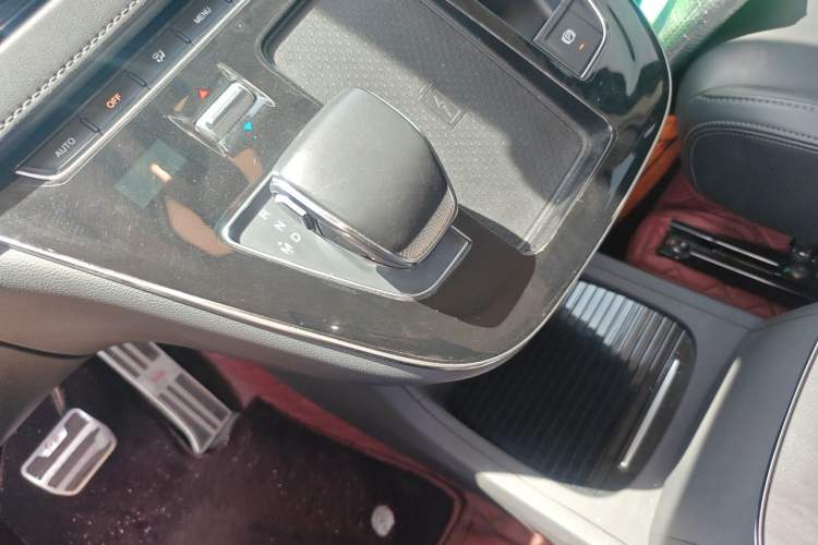 Used Hongqi HQ9 2023 2.0T Smart Connect Flagship Edition Gear Lever