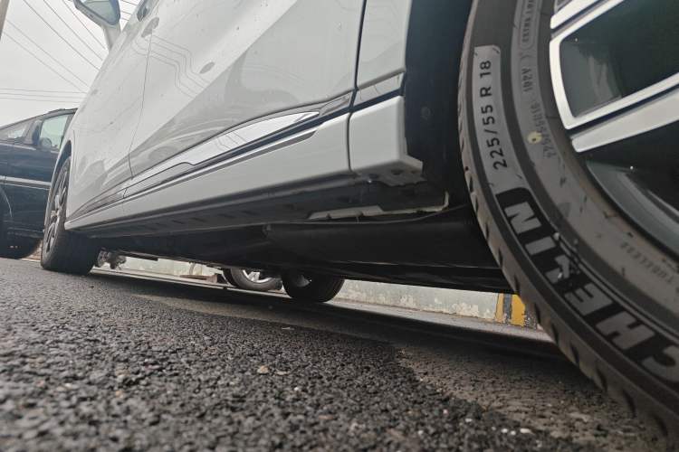 Used Hongqi HQ9 2023 2.0T Smart Connect Flagship Edition Left Side Sill