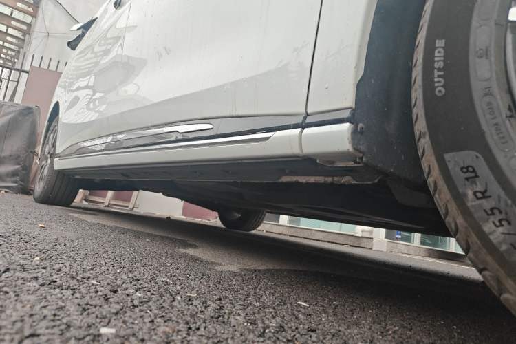 Used Hongqi HQ9 2023 2.0T Smart Connect Flagship Edition Right Side Sill