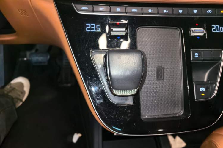 Used Hongqi HQ9 2023 2.0T Smart Connect Flagship Edition Gear Lever