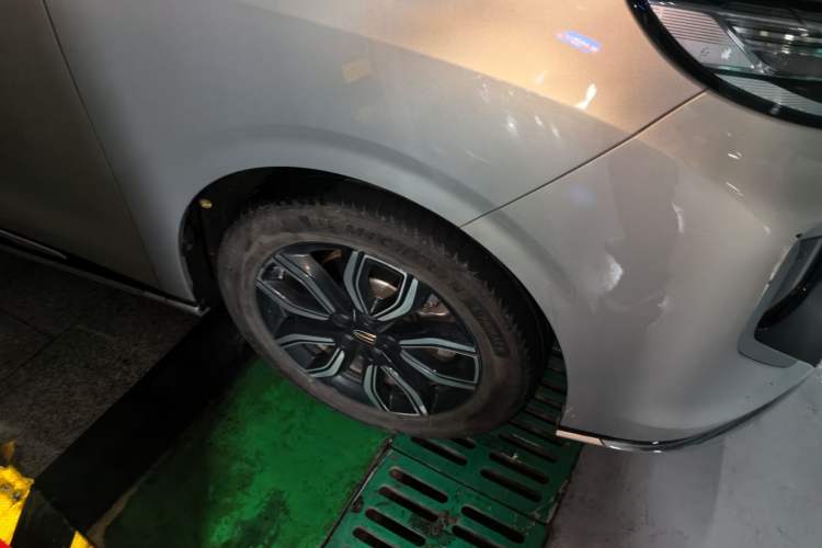 Used Hongqi HQ9 2023 2.0T Smart Connect Flagship Edition Right Front Wheel Hub