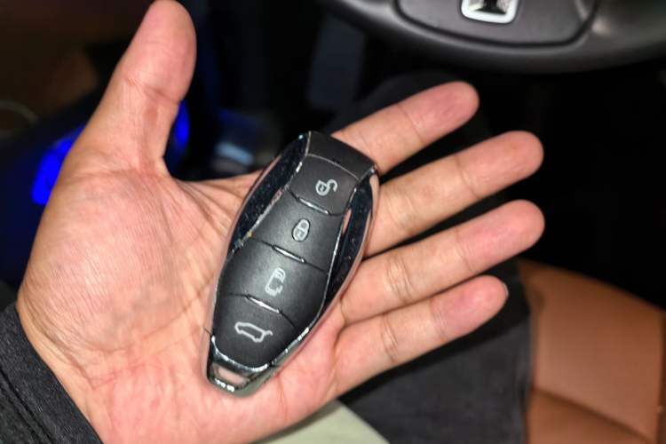 Used Hongqi HQ9 2023 2.0T Smart Connect Flagship Edition Vehicle Key