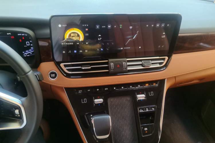 Used Hongqi HQ9 PHEV 2024 2.0T Four-Wheel Drive Luxury Edition Audio And AC Panel