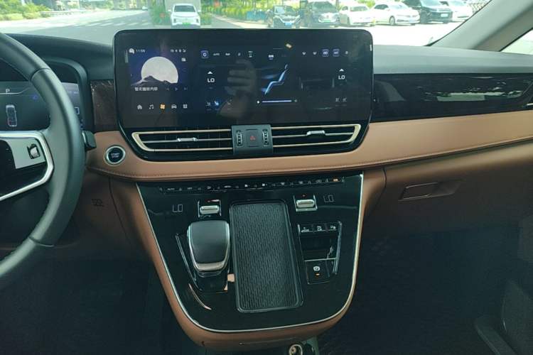 Used Hongqi HQ9 PHEV 2024 2.0T Four-Wheel Drive Luxury Edition Audio And AC Panel