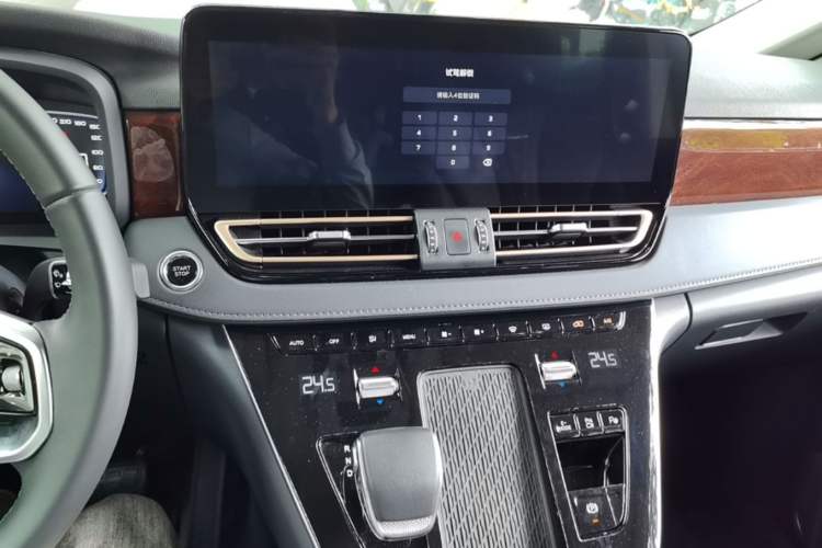 Used Hongqi HQ9 PHEV 2024 2.0T Four-Wheel Drive Luxury Edition Audio And AC Panel