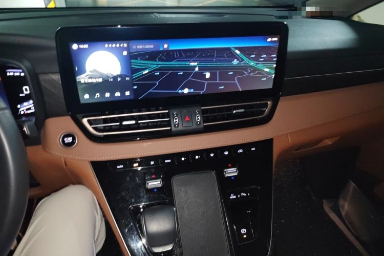 Used Hongqi HQ9 PHEV 2024 2.0T Four-Wheel Drive Luxury Edition Audio And AC Panel