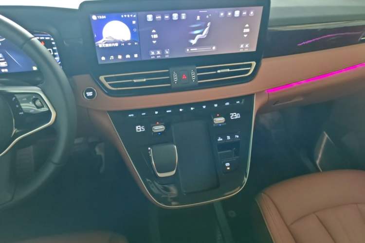 Used Hongqi HQ9 PHEV 2024 2.0T Four-Wheel Drive Luxury Edition Audio And AC Panel