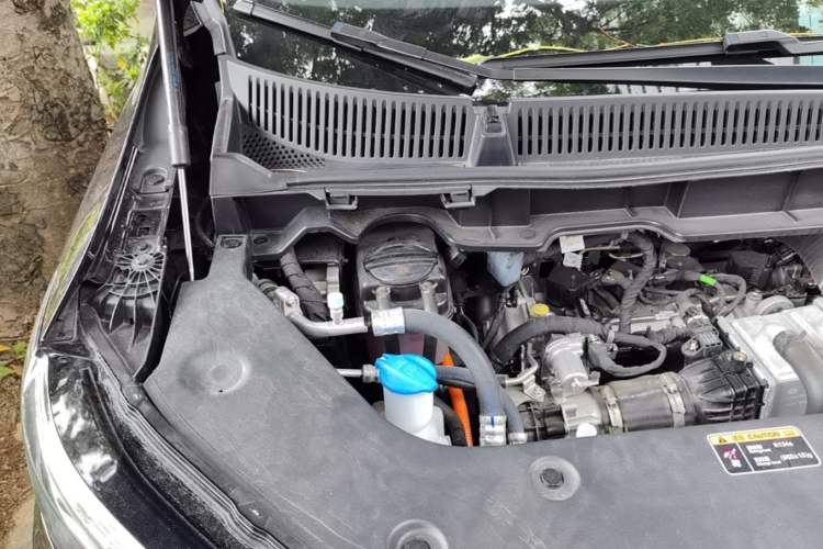 Used Hongqi HQ9 PHEV 2024 2.0T Four-Wheel Drive Luxury Edition Engine Bay Right