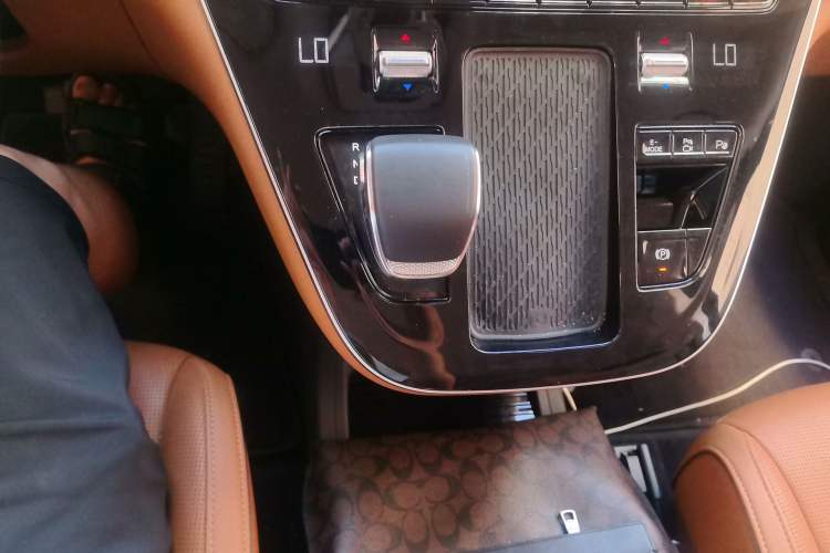 Used Hongqi HQ9 PHEV 2024 2.0T Four-Wheel Drive Luxury Edition Gear Lever