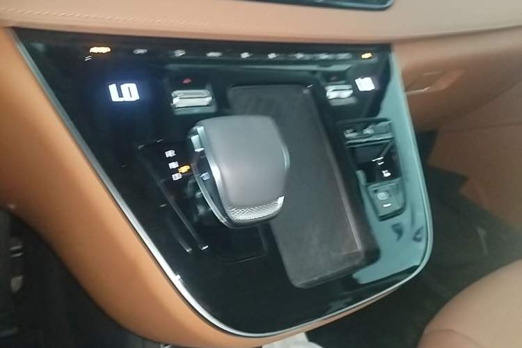Used Hongqi HQ9 PHEV 2024 2.0T Four-Wheel Drive Business Edition Gear Lever