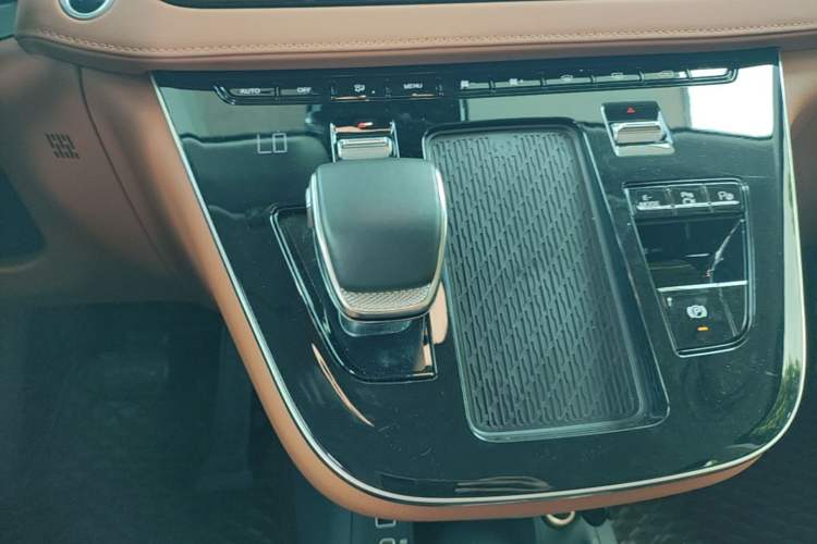 Used Hongqi HQ9 PHEV 2024 2.0T Four-Wheel Drive Luxury Edition Gear Lever