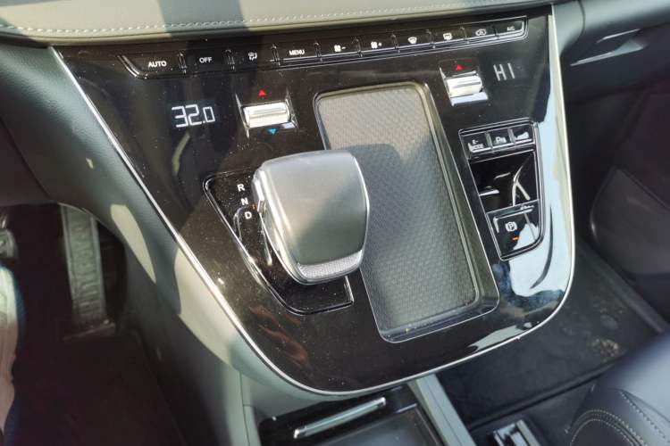 Used Hongqi HQ9 PHEV 2024 2.0T Four-Wheel Drive Business Edition Gear Lever