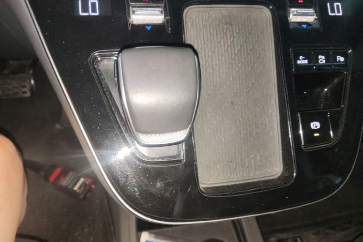 Used Hongqi HQ9 PHEV 2024 2.0T Four-Wheel Drive Luxury Edition Gear Lever
