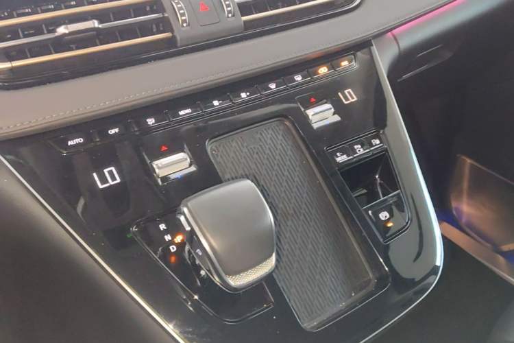 Used Hongqi HQ9 PHEV 2024 2.0T Four-Wheel Drive Luxury Edition Gear Lever