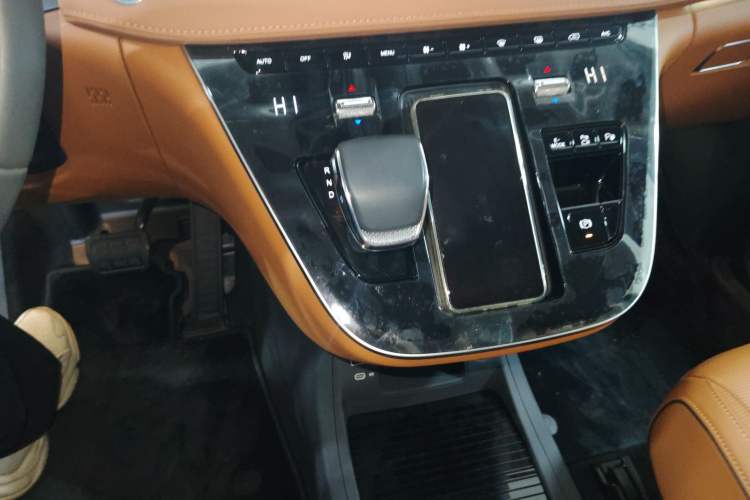 Used Hongqi HQ9 PHEV 2024 2.0T Four-Wheel Drive Luxury Edition Gear Lever