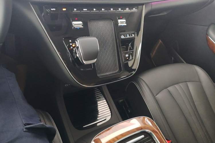 Used Hongqi HQ9 PHEV 2024 2.0T Four-Wheel Drive Luxury Edition Gear Lever