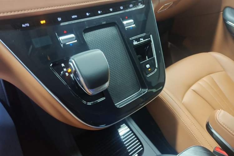Used Hongqi HQ9 PHEV 2024 2.0T Four-Wheel Drive Business Edition Gear Lever