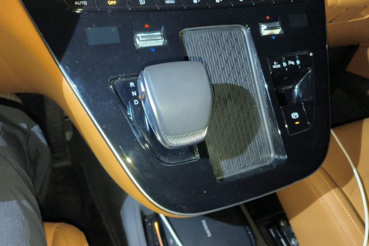 Used Hongqi HQ9 PHEV 2024 2.0T Four-Wheel Drive Business Edition Gear Lever