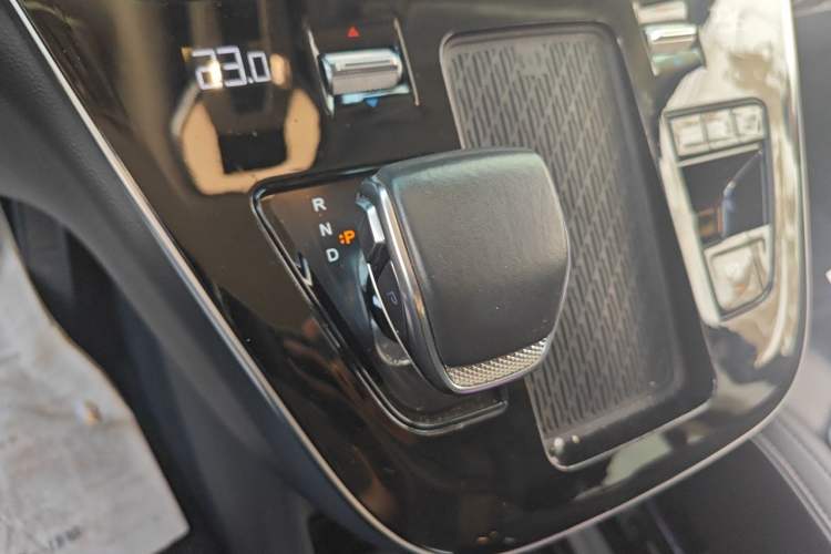 Used Hongqi HQ9 PHEV 2024 2.0T Four-Wheel Drive Luxury Edition Gear Lever