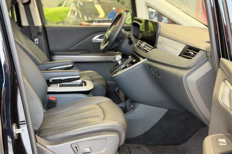 Used Hongqi HQ9 PHEV 2024 2.0T Four-Wheel Drive Business Edition Right Front Seat