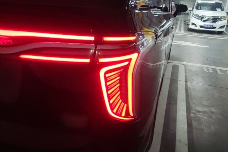 Used Hongqi HQ9 PHEV 2024 2.0T Four-Wheel Drive Luxury Edition Right Rear Taillight