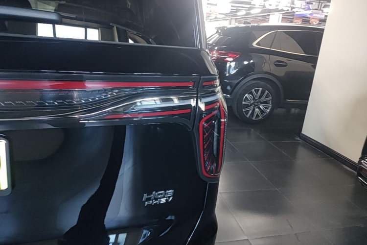 Used Hongqi HQ9 PHEV 2024 2.0T Four-Wheel Drive Luxury Edition Right Rear Taillight