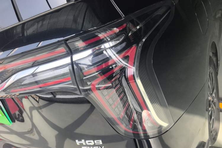 Used Hongqi HQ9 PHEV 2024 2.0T Four-Wheel Drive Business Edition Right Rear Taillight
