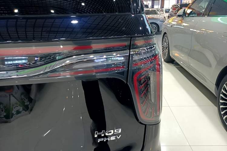 Used Hongqi HQ9 PHEV 2024 2.0T Four-Wheel Drive Luxury Edition Right Rear Taillight
