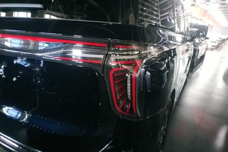 Used Hongqi HQ9 PHEV 2024 2.0T Four-Wheel Drive Luxury Edition Right Rear Taillight