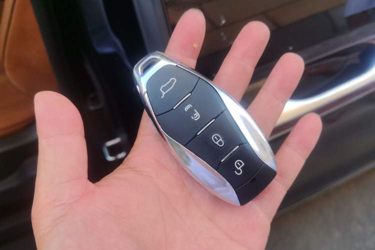 Used Hongqi HQ9 PHEV 2024 2.0T Four-Wheel Drive Luxury Edition Vehicle Key