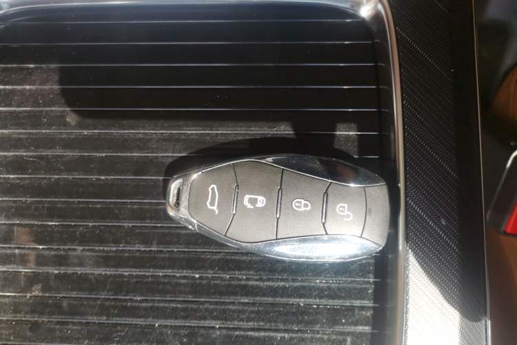 Used Hongqi HQ9 PHEV 2024 2.0T Four-Wheel Drive Business Edition Vehicle Key