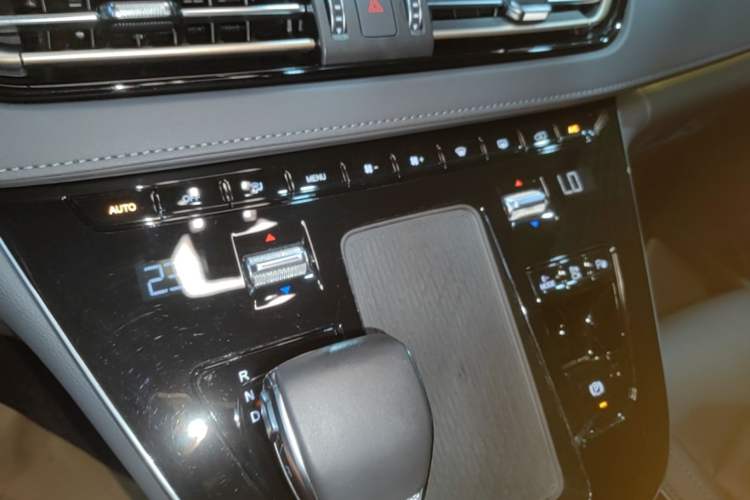 Used Hongqi HQ9 PHEV 2024 2.0T Four-Wheel Drive Luxury Edition Audio And AC Panel