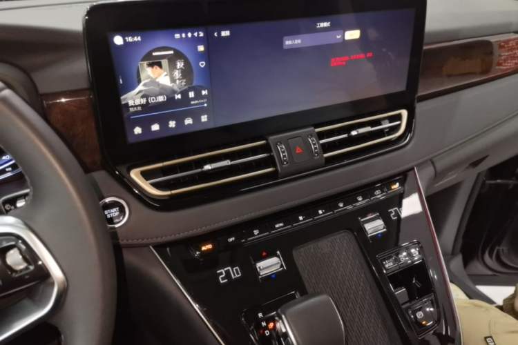 Used Hongqi HQ9 PHEV 2024 2.0T Four-Wheel Drive Luxury Edition Audio And AC Panel