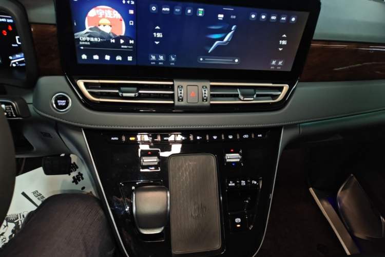 Used Hongqi HQ9 PHEV 2024 2.0T Four-Wheel Drive Luxury Edition Audio And AC Panel