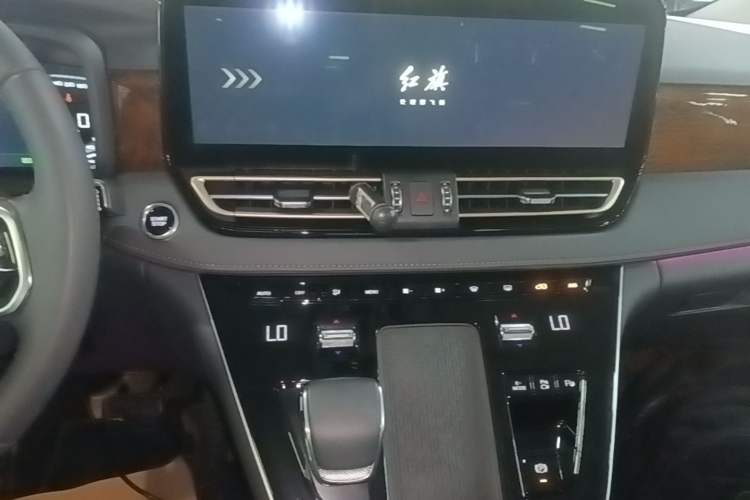 Used Hongqi HQ9 PHEV 2024 2.0T Four-Wheel Drive Luxury Edition Audio And AC Panel