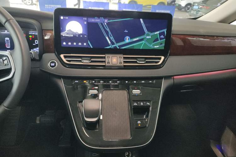 Used Hongqi HQ9 PHEV 2024 2.0T Four-Wheel Drive Luxury Edition Audio And AC Panel
