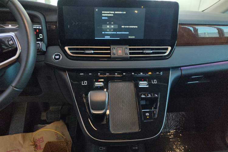Used Hongqi HQ9 PHEV 2024 2.0T Four-Wheel Drive Luxury Edition Audio And AC Panel