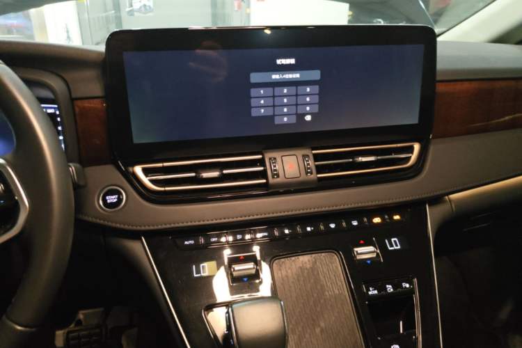 Used Hongqi HQ9 PHEV 2024 2.0T Four-Wheel Drive Luxury Edition Audio And AC Panel