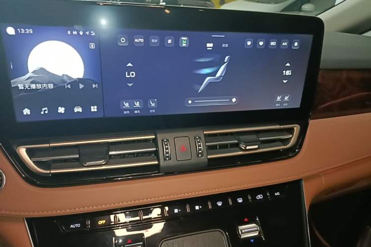 Used Hongqi HQ9 PHEV 2024 2.0T Four-Wheel Drive Luxury Edition Audio And AC Panel