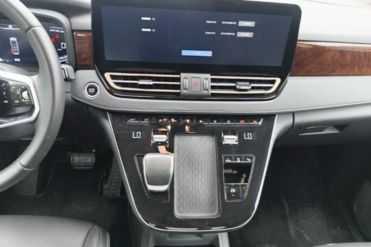 Used Hongqi HQ9 PHEV 2024 2.0T Four-Wheel Drive Luxury Edition Audio And AC Panel