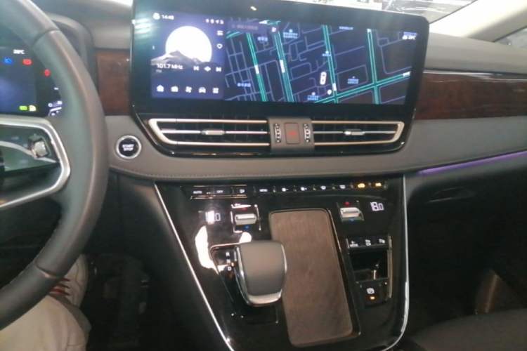 Used Hongqi HQ9 PHEV 2024 2.0T Four-Wheel Drive Luxury Edition Audio And AC Panel
