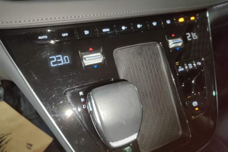 Used Hongqi HQ9 PHEV 2024 2.0T Four-Wheel Drive Luxury Edition Audio And AC Panel