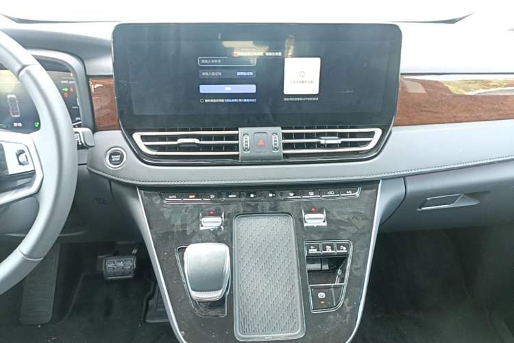 Used Hongqi HQ9 PHEV 2024 2.0T Four-Wheel Drive Luxury Edition Audio And AC Panel